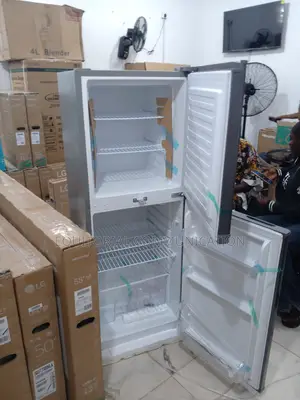 Skyrun 195l Top Freezer Refrigerator With Lock