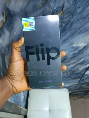 New Samsung Galaxy Z Flip4 128 GB White