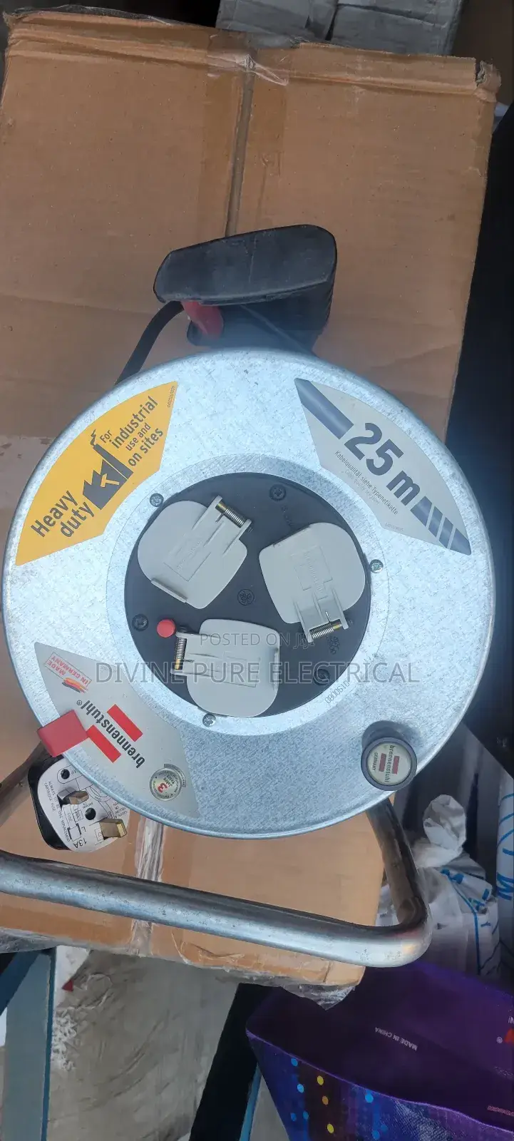 Industrial Socket With Self Closing Caps