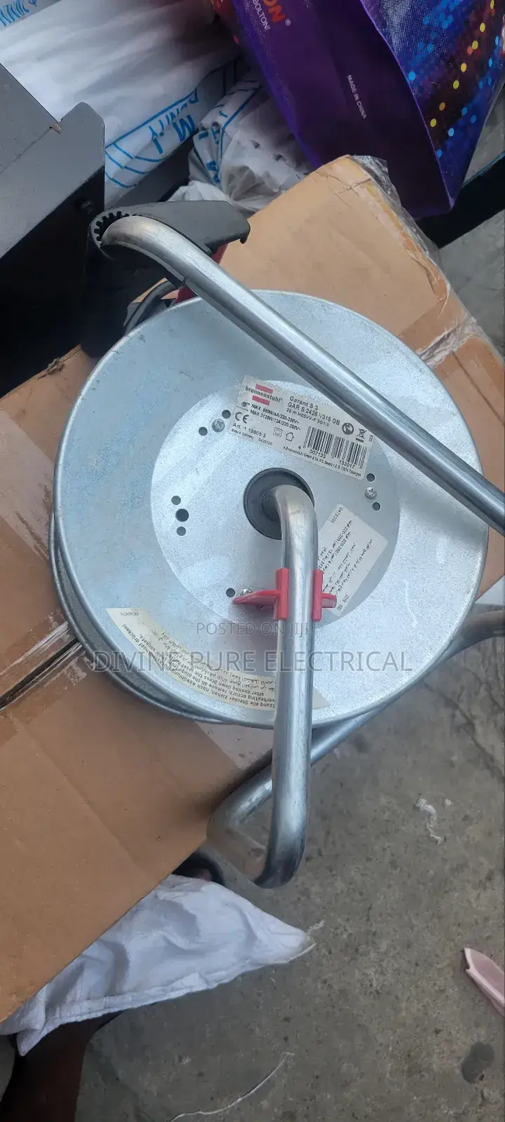 Industrial Socket With Self Closing Caps