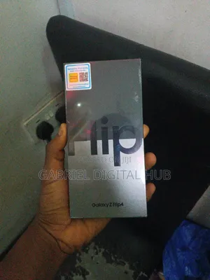 New Samsung Galaxy Z Flip4 128 GB White