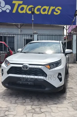 Toyota RAV4 LE 2021 White
