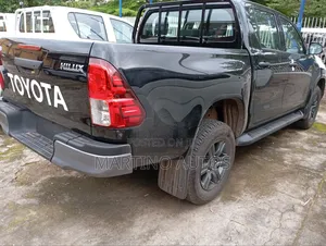 New Toyota Hilux 2025 Black