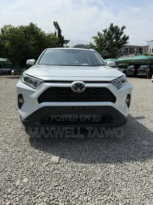 Toyota RAV4 XLE 2021 White
