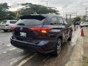 Toyota Highlander XLE 2021 Blue