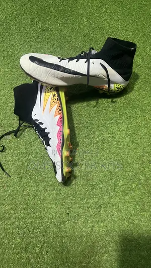 Nike Hypervenom Phantom Ii Soccer Cleats. (46)