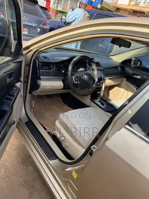 Toyota Camry LE 4dr Sedan (2.5L 4cyl 6A) 2012 Gold