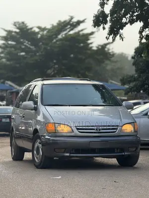 Photo - Toyota Sienna XLE 2001 Gray