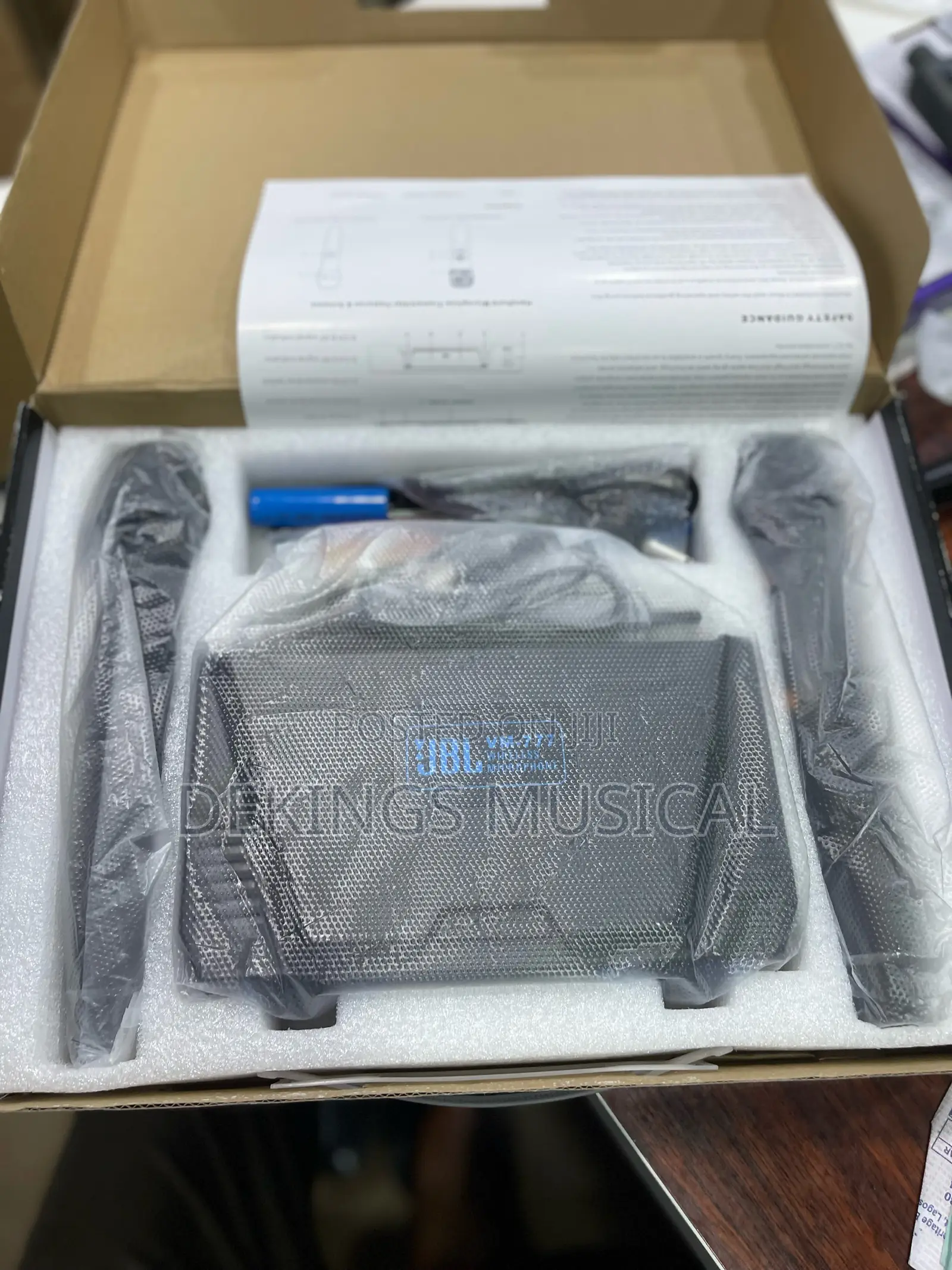 JBL Vm-777 Uhf Rechargeable Wireless Microphone