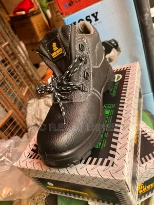 Photo - Land Rover Durable Safety Shoe For Site Work
