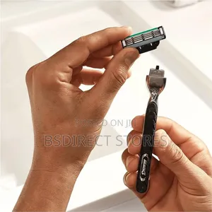 Gillette Mach 3 Razor Kit Plus 4 Blades Classic Smooth Shave