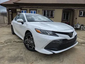 Toyota Camry LE FWD (2.5L 4cyl 8AM) 2018 White