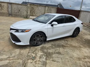 Toyota Camry LE FWD (2.5L 4cyl 8AM) 2018 White