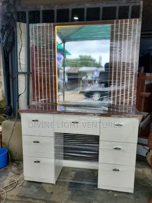 Beautiful Design Mirrow Console