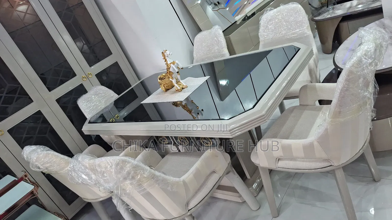 Contemporary Dining by 6 Seaters