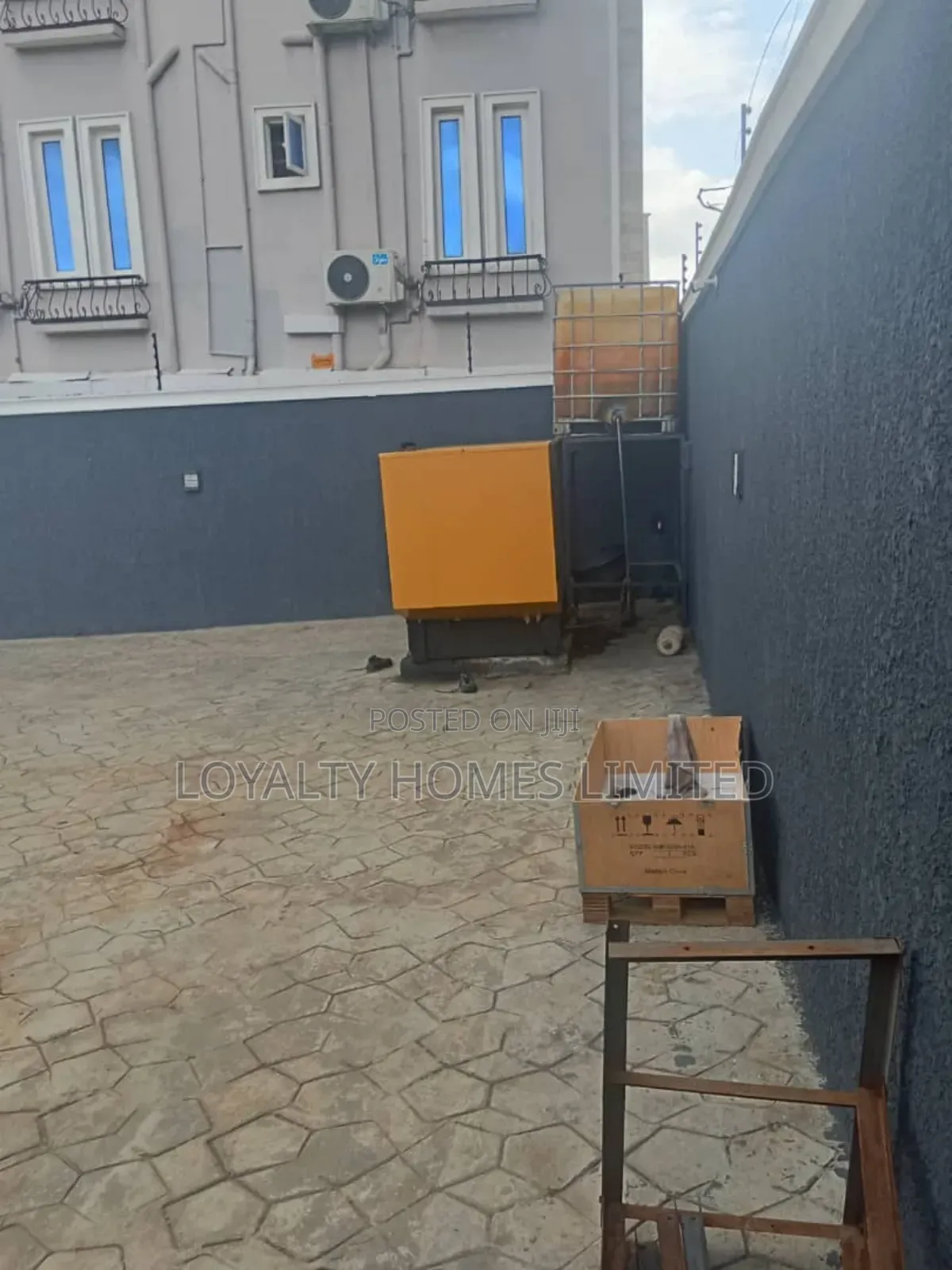 A 3 Storey Functional Hotel With 14 Rooms