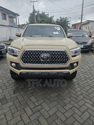 Photo - Toyota Tacoma 2018 Gold