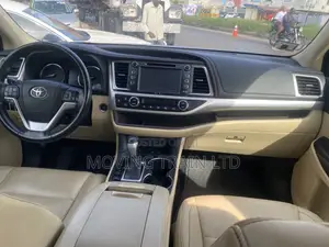 Toyota Highlander XLE 4dr SUV (3.5L 6cyl 6A) 2015 Red