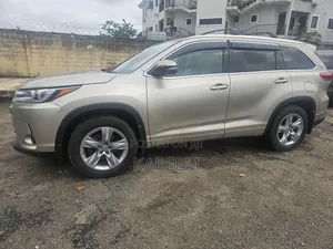 Toyota Highlander Limited V6 4x4 (3.5L 6cyl 6A) 2016 Gold