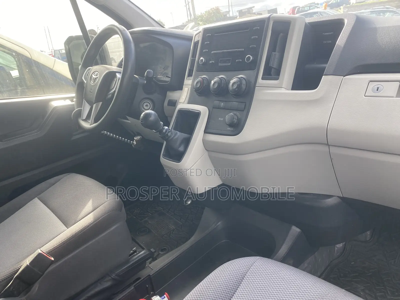Toyota HiAce 2021 White