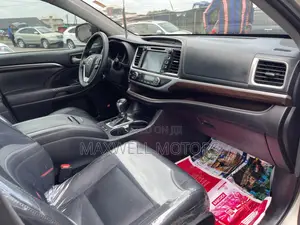 Toyota Highlander Limited V6 4x4 (3.5L 6cyl 6A) 2016 Gold