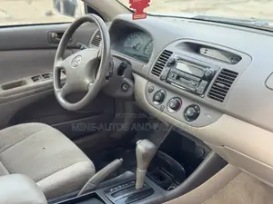 Toyota Camry LE 4dr Sedan (2.4L 4cyl 4A) 2004 Gold