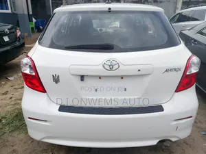 Toyota Matrix L Hatchback FWD (1.8L 4cyl 5M) 2011 White