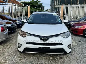 Toyota RAV4 XLE 4dr SUV AWD (2.5L 4cyl 6A) 2018 White