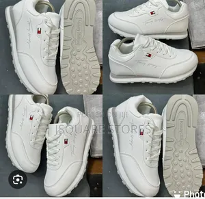Men Comfortable Tommy Sneakers in Colours White and Black