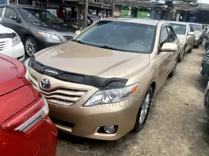Toyota Camry XLE 4dr Sedan (2.5L 4cyl 6AM) 2010 Gold