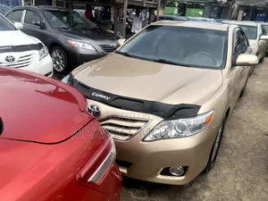 Toyota Camry XLE 4dr Sedan (2.5L 4cyl 6AM) 2010 Gold