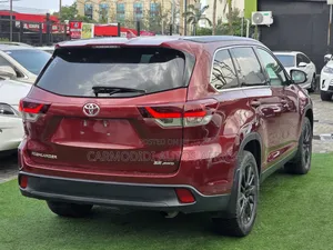 Toyota Highlander SE 2019 Burgundy
