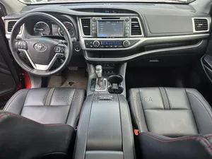 Toyota Highlander SE 2019 Burgundy