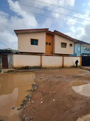 3bdrm Block of Flats in Abaranje Ikotun for sale