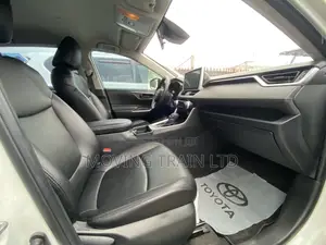 Toyota RAV4 2021 White