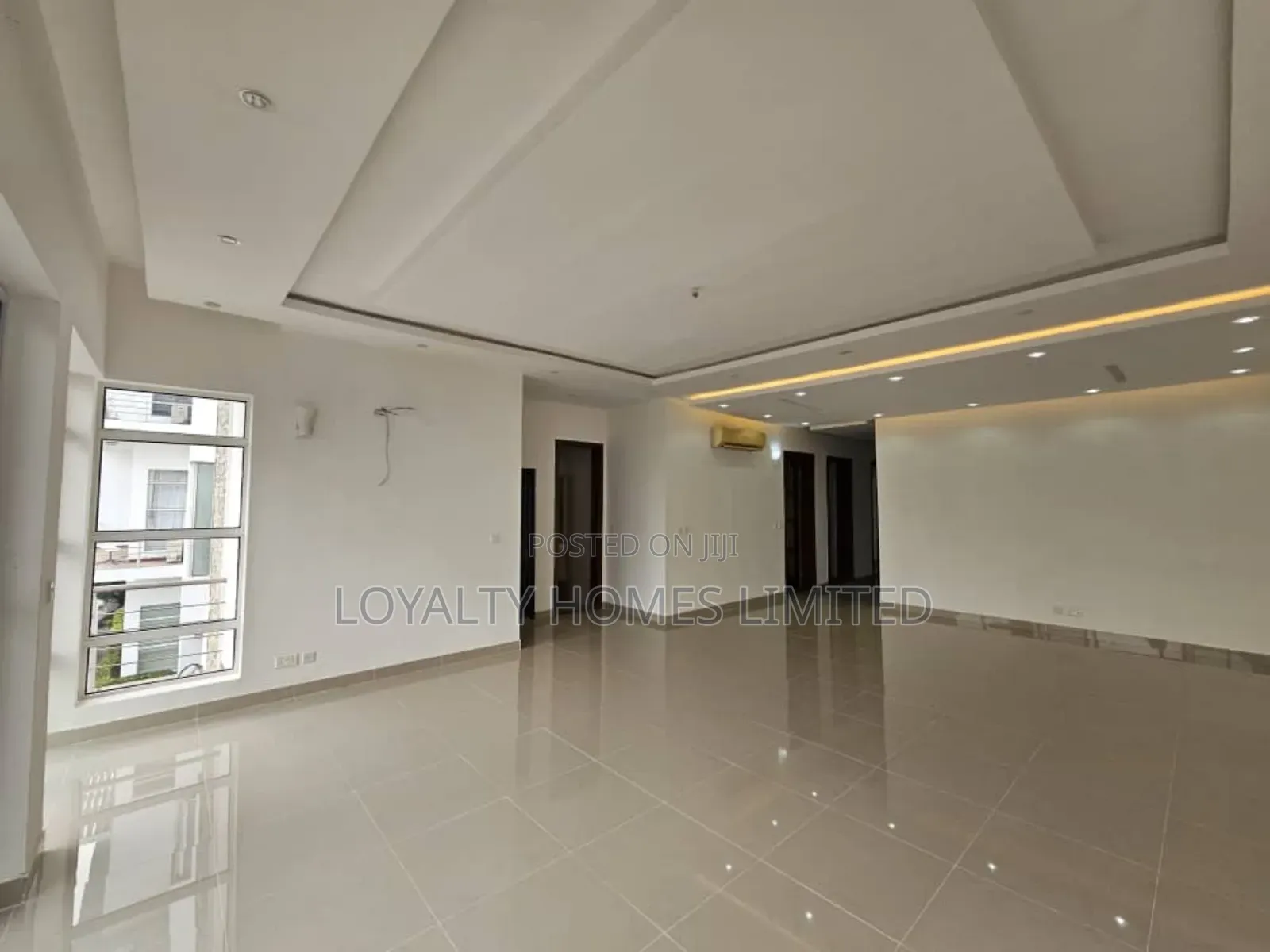 Well Structured Open Space Hall With Office Space