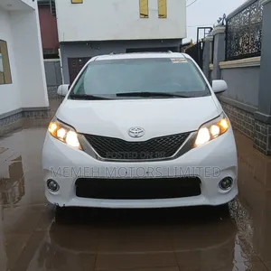 Toyota Sienna 2011 White