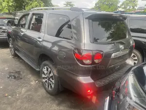 Toyota Sequoia Platinum 4dr SUV (5.7L 8cyl 6A) 2015 Gray