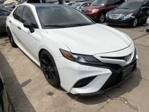 Toyota Camry SE FWD (2.5L 4cyl 8AM) 2018 White