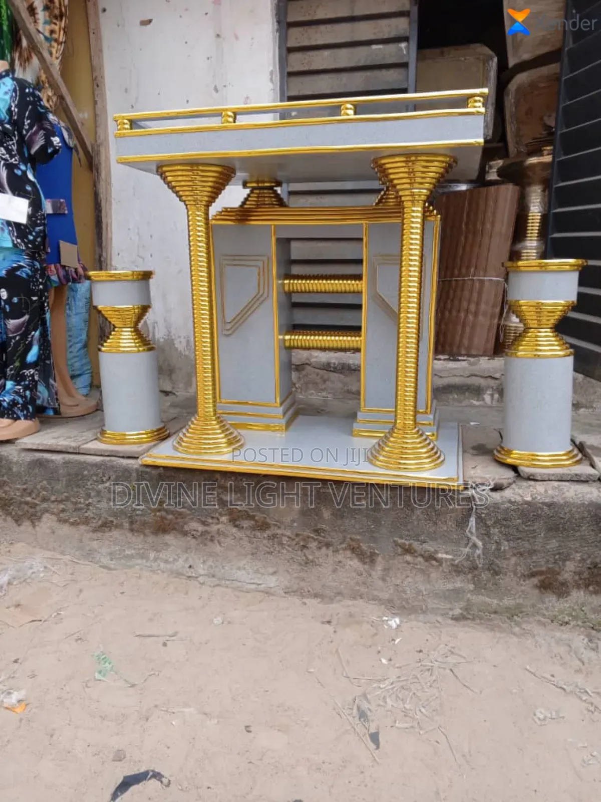 Pulpit With 2 Flower Vase
