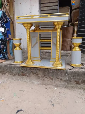 Pulpit With 2 Flower Vase