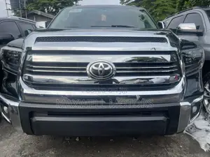 Toyota Sequoia Platinum FFV 4dr SUV 4WD (5.7L 8cyl 6A) 2015 Black