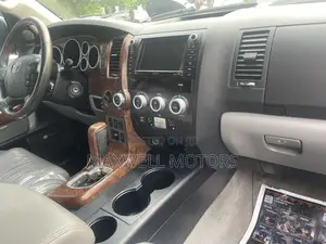 Toyota Sequoia Platinum FFV 4dr SUV 4WD (5.7L 8cyl 6A) 2015 Black