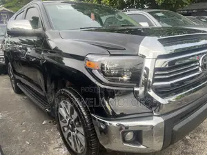 Toyota Sequoia Platinum FFV 4dr SUV 4WD (5.7L 8cyl 6A) 2015 Black