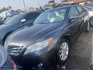 Toyota Camry XLE 4dr Sedan (2.5L 4cyl 6A) 2011 Gray