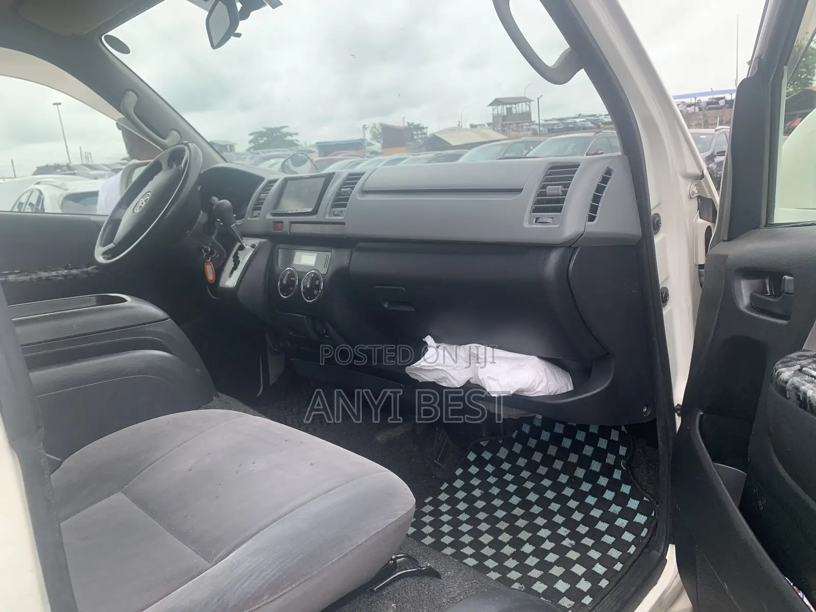 Toyota HiAce 2010 White