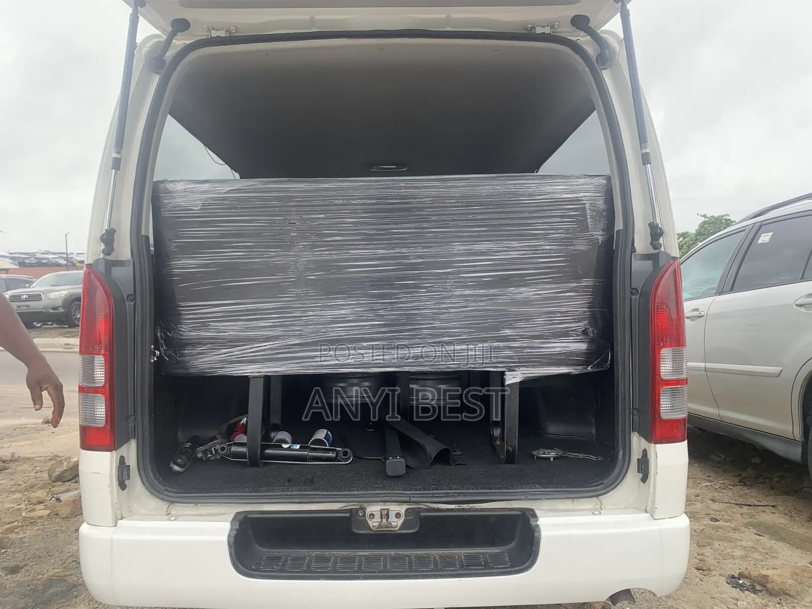 Toyota HiAce 2010 White