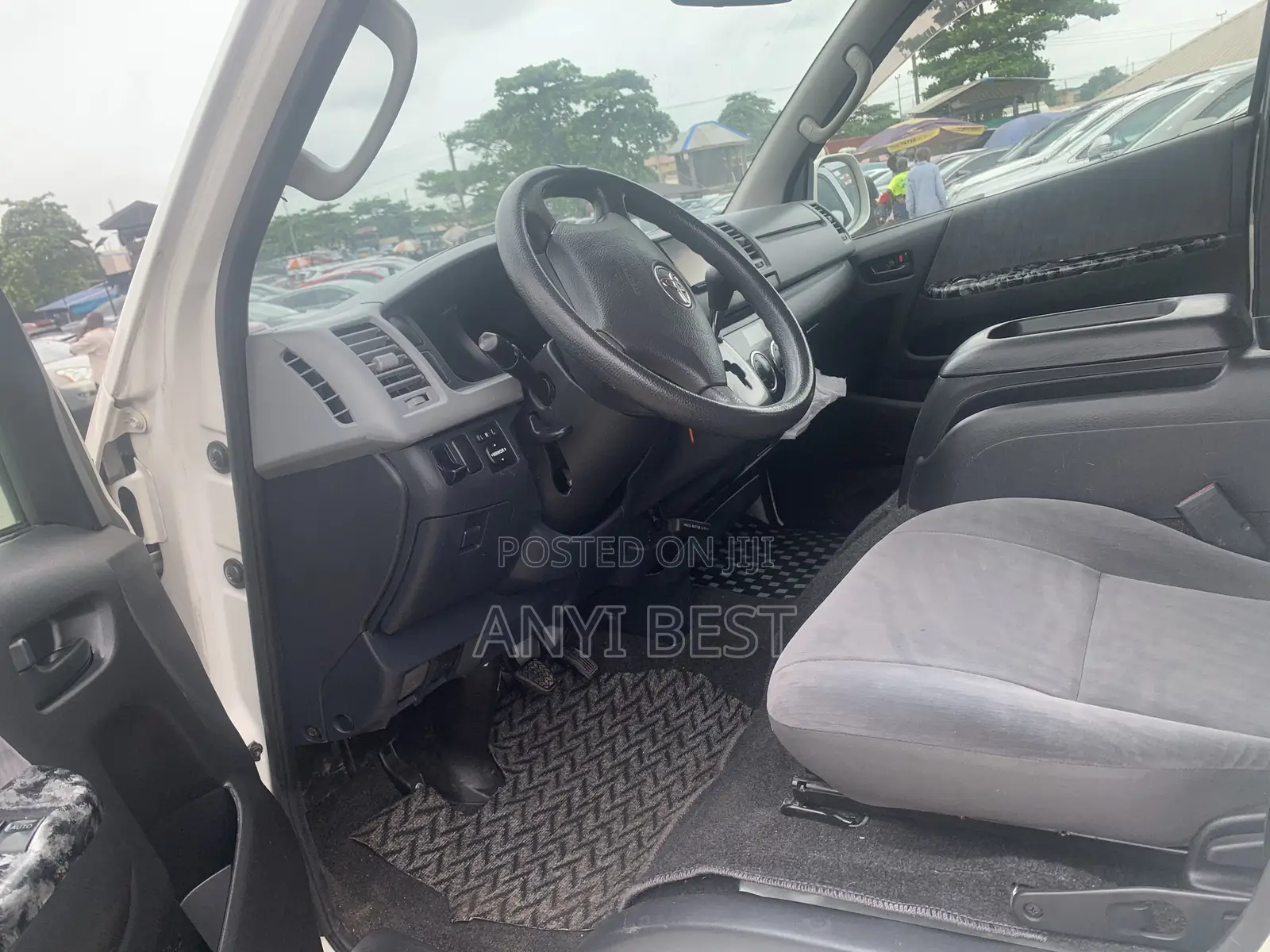 Toyota HiAce 2010 White