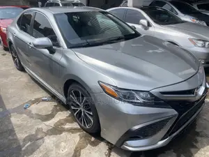 Toyota Camry SE FWD (2.5L 4cyl 8AM) 2018 Silver