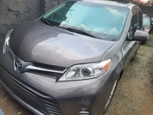 Toyota Sienna XLE Premium 7 Passenger (3.5L 6cyl 8A) 2017 Gold